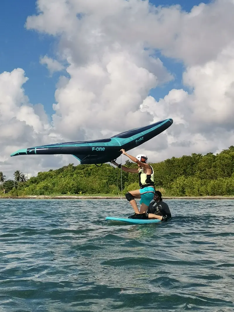 Cours de wingfoil dans le lagon de l'Anse du Belley à Sainte-Anne